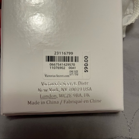 Victoria’s Secret Fashion Show set plus limited edition necklace with charm. NWT - Picture 16 of 16